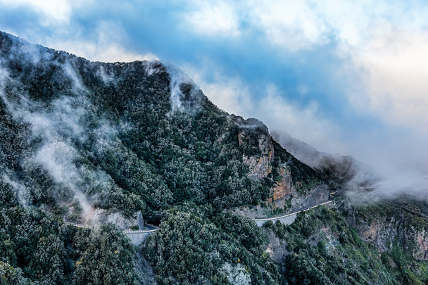 Bulutlar dağ yolu ile üzerinde - Fotoğraf, Görsel