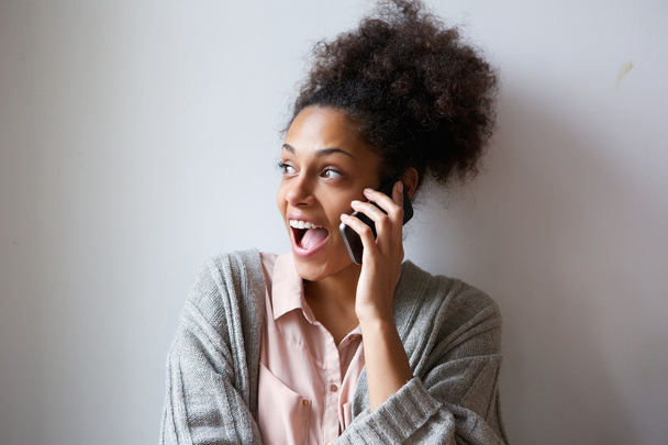Cep telefonu üzerinde konuşurken heyecanlı genç kadın - Fotoğraf, Görsel