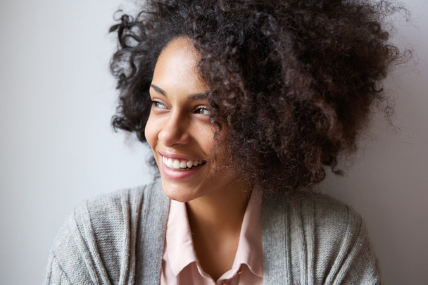 mooie zwarte vrouw glimlachend en op zoek weg - Foto, afbeelding