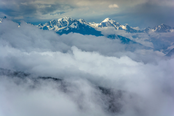 Vista delle montagne olimpiche innevate e basse nuvole dall'uragano
 - Foto, immagini