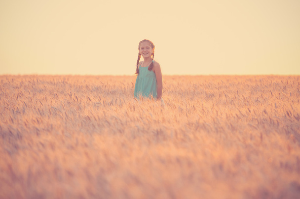 girl on a wheat field  - Valokuva, kuva