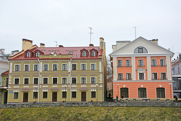 Χρυσή ανάχωμα-κατοικημένη περιοχή στο ιστορικό μέρος σε Pskov - Φωτογραφία, εικόνα