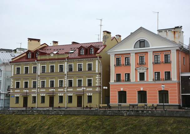Χρυσή ανάχωμα-κατοικημένη περιοχή στο ιστορικό μέρος σε Pskov - Φωτογραφία, εικόνα