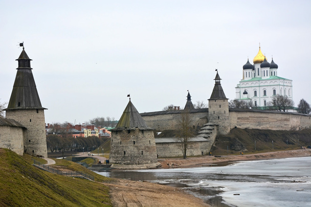 Steinturm und Festungsmauer von Pskov Kremlin - Foto, Bild