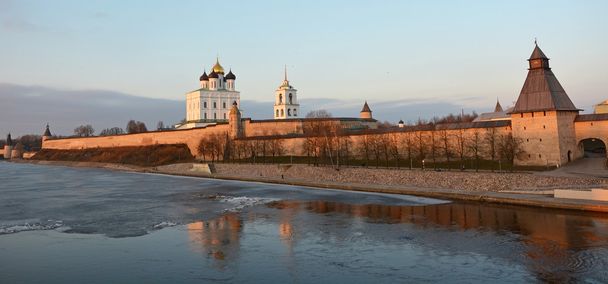 Pskov Krom bij de zonsondergang - Foto, afbeelding