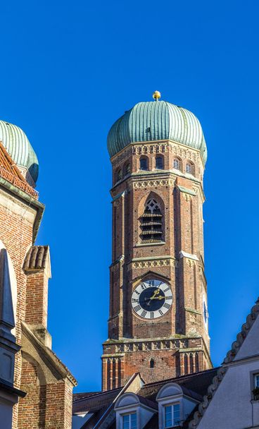 la parte superiore di Monaco di Baviera Liebfrauenkirche
 - Foto, immagini