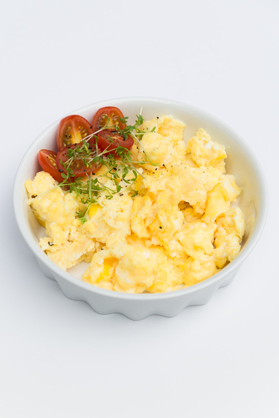 Повітряний вигляд смачні свіжі яйця на тарілці білий фон
 - Фото, зображення