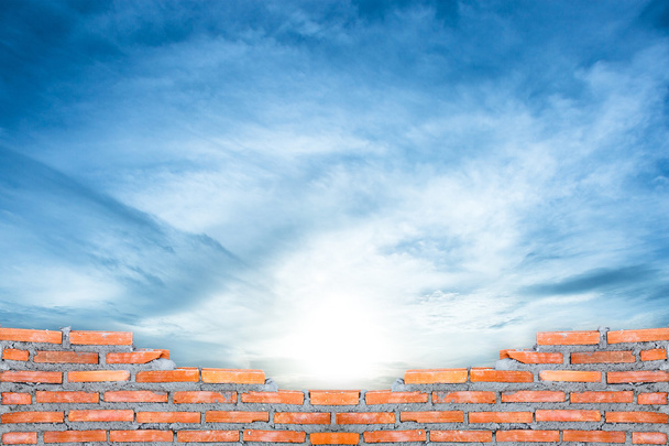 mur z cegły z niebieski niebo pochmurne - Zdjęcie, obraz