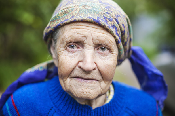 gyönyörű idős nő kendő - Fotó, kép