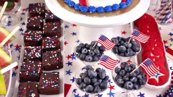 desserts op de tafel voor 4 juli partij - Video