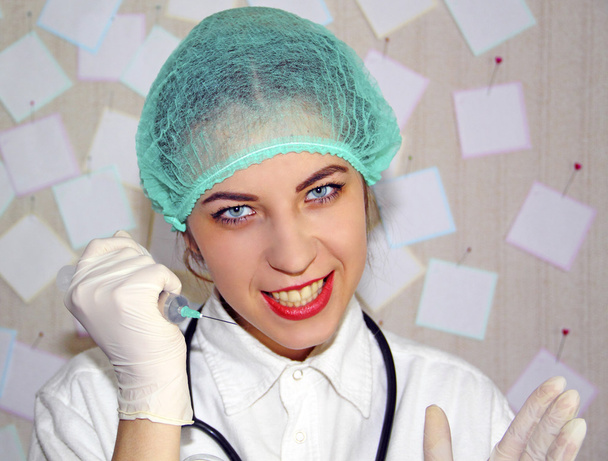 Médico joven con una jeringa preparada para inyectarse
 - Foto, Imagen