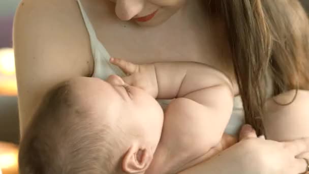 Mother hugging her little baby - Imágenes, Vídeo