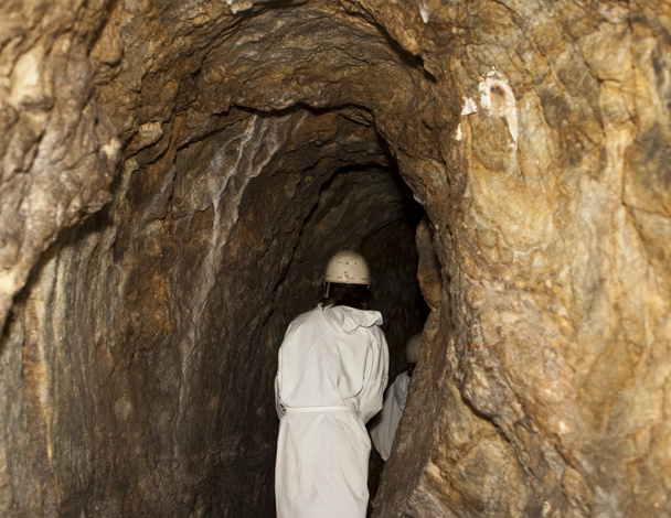 Camminare in un tunnel minato
 - Foto, immagini