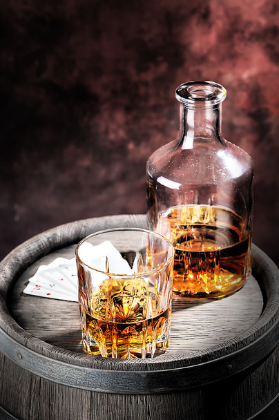 Bicchiere sfaccettato e decanter polveroso di brandy
 - Foto, immagini