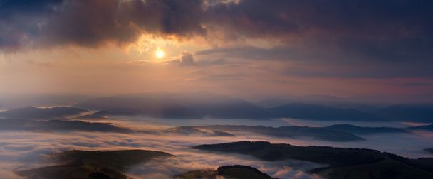 Lever de soleil brumeux dans le panorama des Carpates
 - Photo, image