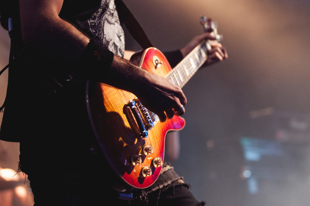 Gitarrist auf der Bühne für Hintergrund, abstrakte bunte Hintergrund - Foto, Bild
