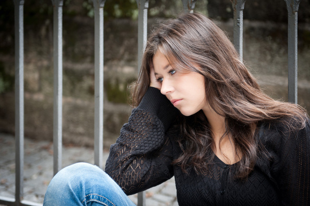 dospívající dívka zamyšleného o trampotách - Fotografie, Obrázek