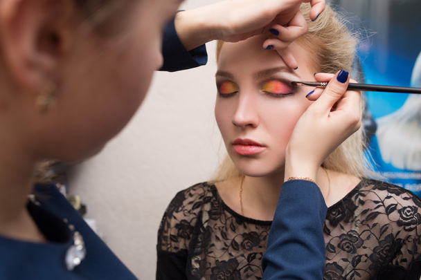 girl applied make-up on her eyes - Fotoğraf, Görsel