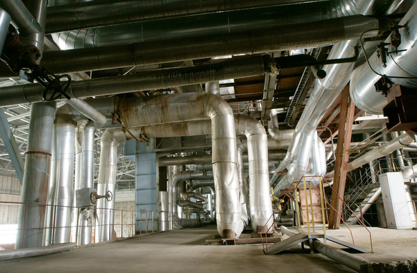 Zona industriale, tubazioni, valvole e pompe in acciaio - Foto, immagini