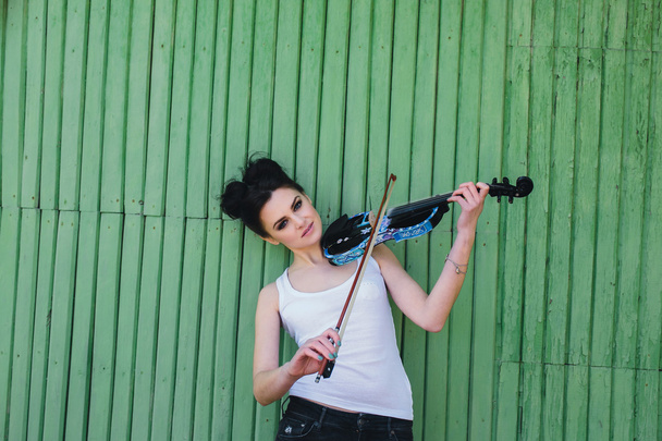 красивая девушка со скрипкой - Фото, изображение