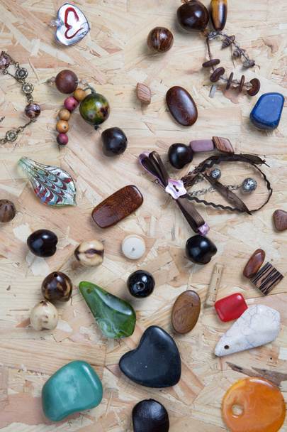 Vista superior de collar, perlas y perlas aisladas sobre fondo de madera
 - Foto, imagen