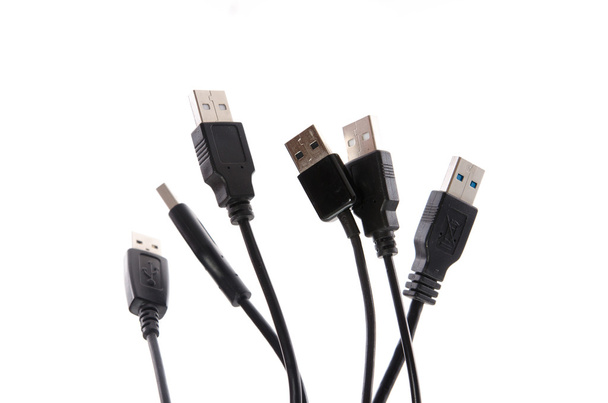 Nombreux câble USB sur fond blanc
  - Photo, image