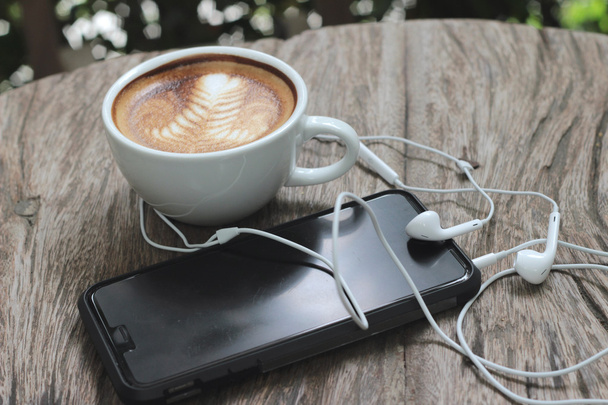 kawa latte w Pucharze i inteligentnych telefonów - Zdjęcie, obraz