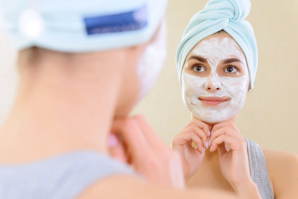 Girl doing beauty mask at home.  - Foto, afbeelding