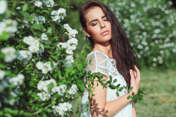 doğa üzerinde beyaz elbiseli güzel kız - Fotoğraf, Görsel