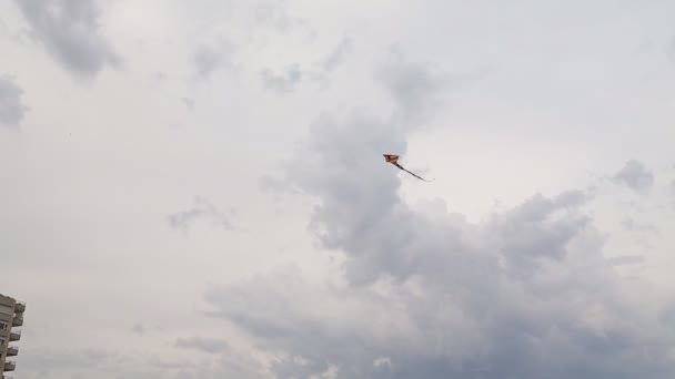veelkleurige kite verheft in de hemel met wolken - Video