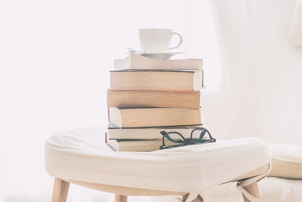 Φλιτζάνι καφέ με βιβλία και γυαλιά - Φωτογραφία, εικόνα