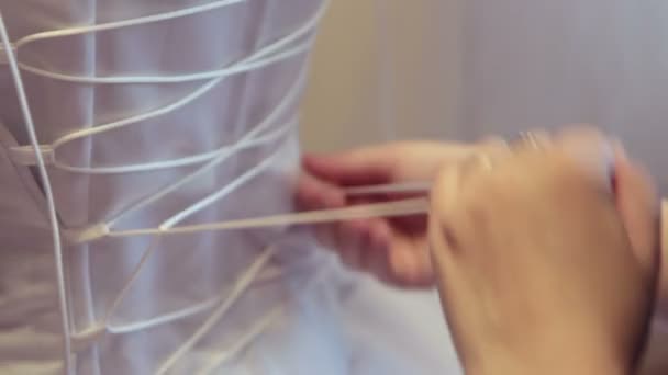 шнурівкою весільну сукню
 - Кадри, відео