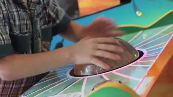 Mladý chlapec hraje herní stroj - Záběry, video