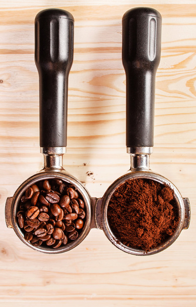 Coffee handle with ground coffee and beans - Foto, afbeelding