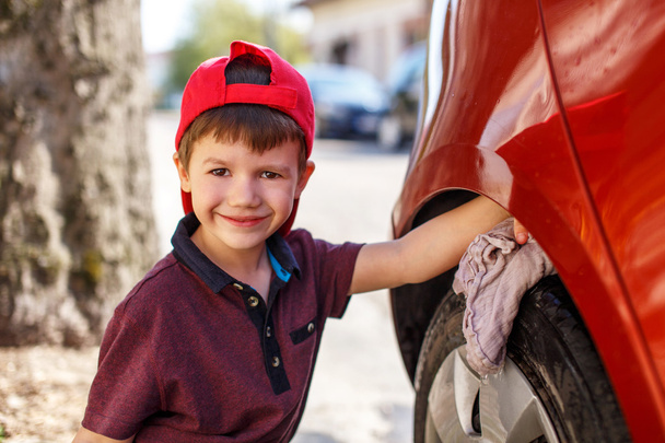 Маленький мальчик чистит машину
 - Фото, изображение