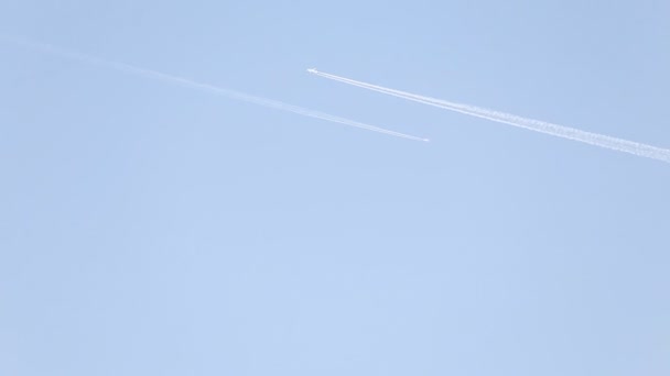 síkban repül a kék ég - Felvétel, videó