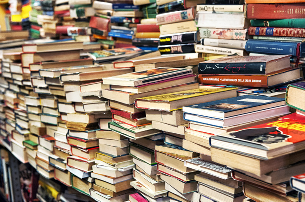 Un montón de libros en una librería
 - Foto, Imagen