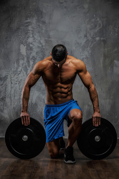 muskulöser Mann ohne Hemd - Foto, Bild