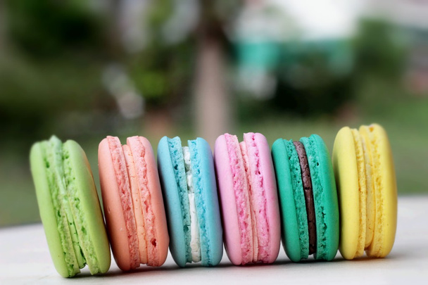 Γαλλική macaroons multi πολύχρωμο είναι νόστιμα - Φωτογραφία, εικόνα