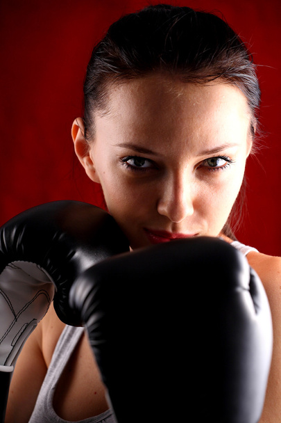 Portrait of a young woman boxing - Fotografie, Obrázek