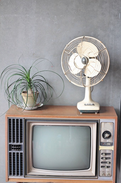 старинный старый телевизор и вентилятор для отображения
 - Фото, изображение