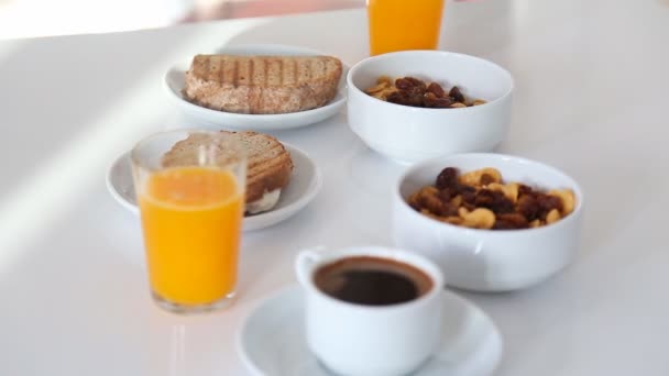 Τεράστια πρωινό με σάντουιτς, πορτοκάλι χυμό - Πλάνα, βίντεο