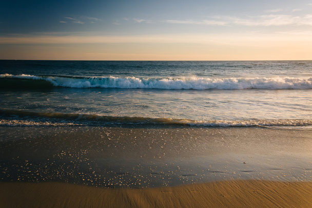 Κύματα στον Ειρηνικό Ωκεανό στη Laguna Beach, Καλιφόρνια. - Φωτογραφία, εικόνα