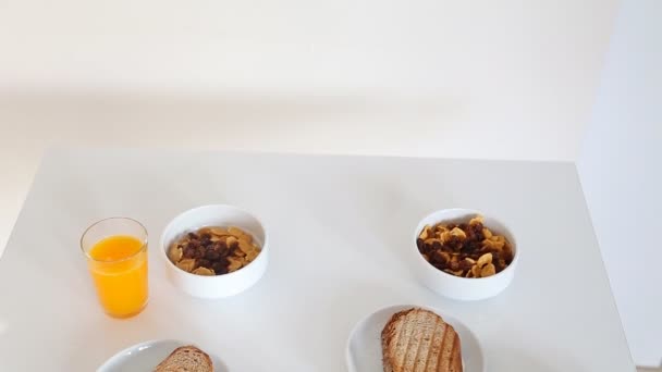 Enorme ontbijt met sandwich, oranje sap - Video