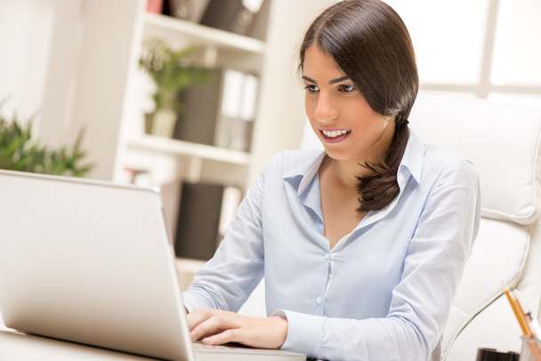 Businesswoman Working On Laptop - Foto, immagini