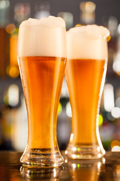 Jarros de cerveja servidos no balcão do bar
 - Foto, Imagem