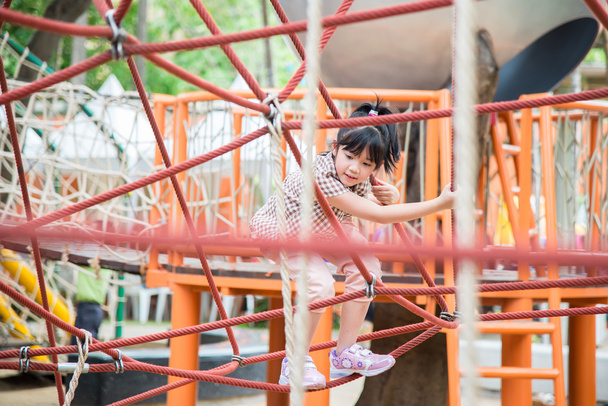 asiático chica es tener divertido en aventura parque
 - Foto, Imagen