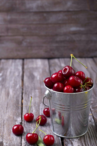 fresh cherries on wooden table - Foto, imagen