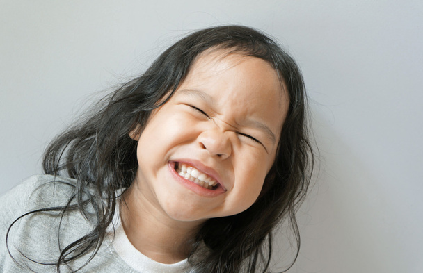 bambina sorridente con la bocca spalancata
. - Foto, immagini