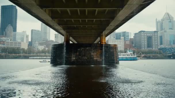 Flussschiff fährt unter der andy warhol bridge - Filmmaterial, Video